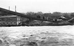 Gangbrua over Sarpsfossen og Glomma under innvielsen. Når? E