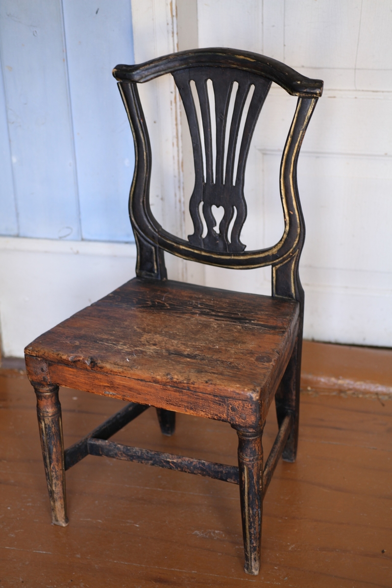 Stolen er sortmalt med forgylte utskjæringer, dreide forbein med rifler, lyreformet rygg med gjennombrudt midtstykke
Type fra 1780 her kalt Baldisholstol