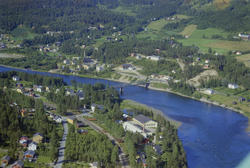 Øyer, Tretten sentrum. Meierienes Ostefabrikk nederst og mid