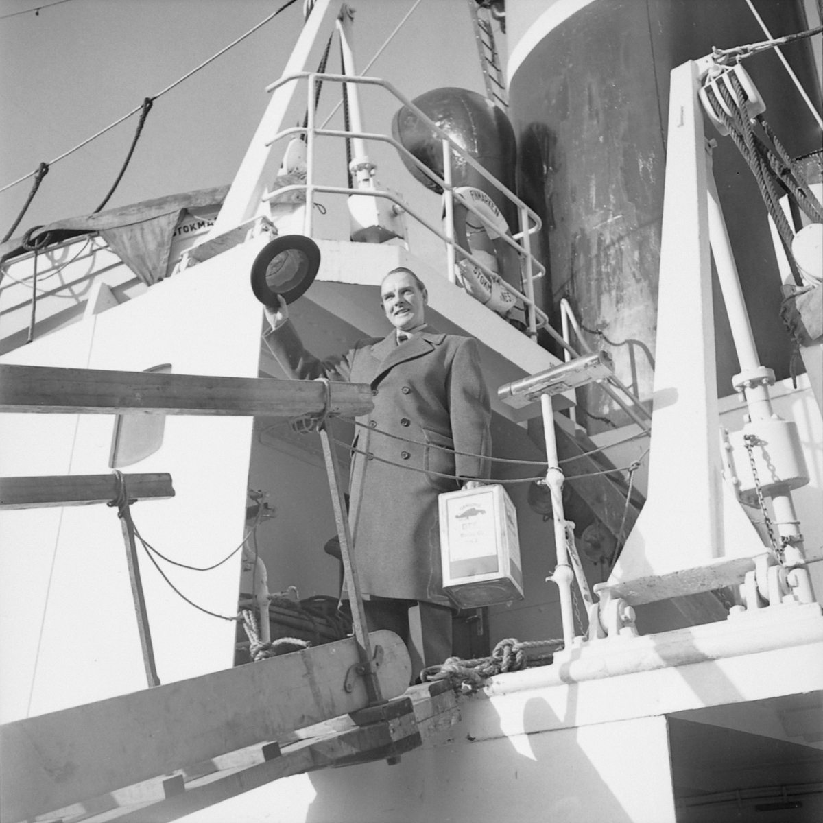 Reklamebilder fra Hurtigruta og fra Turistgaragen bensinstasjon