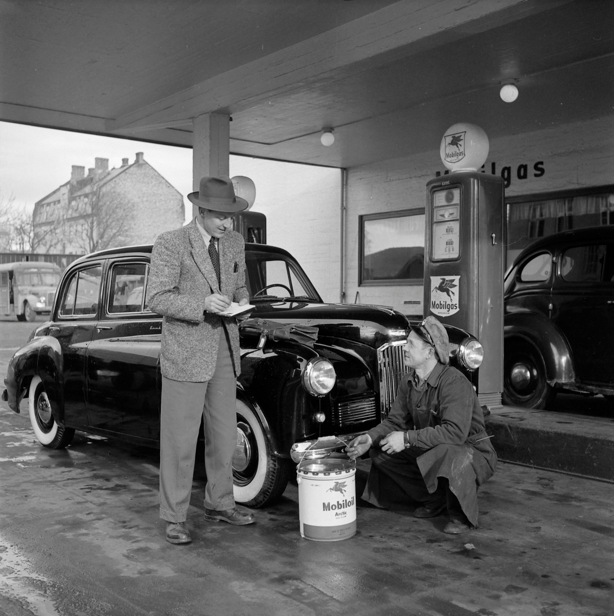 Reklamebilder fra Hurtigruta og fra Turistgaragen bensinstasjon