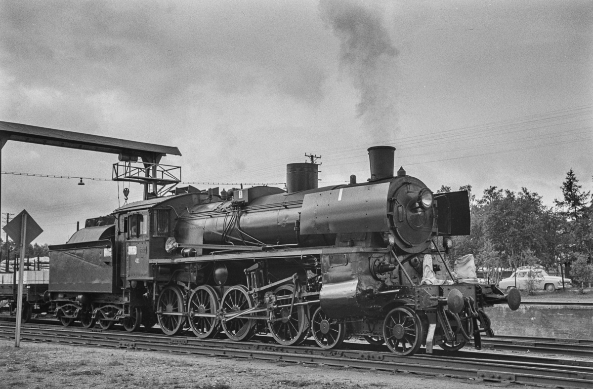 Damplokomotiv type 26c nr. 411 i sydgående godstog på Røros stasjon.