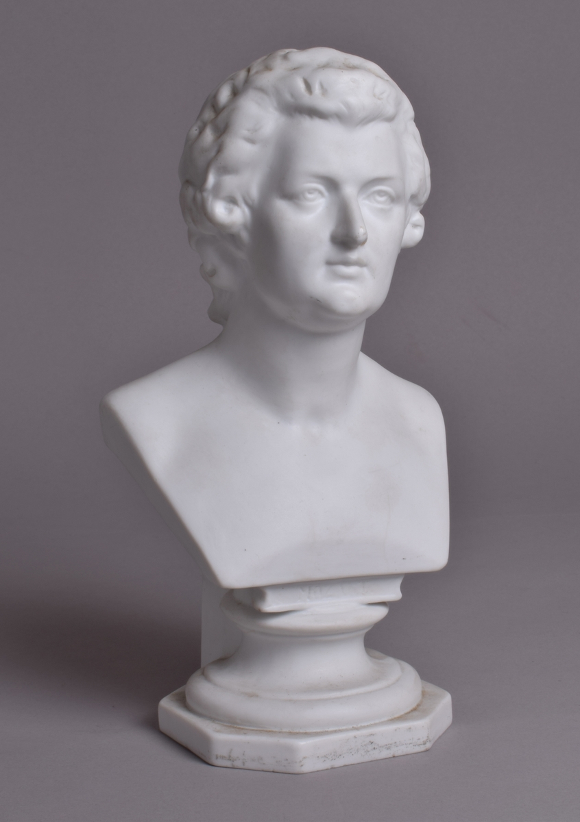 Liten byste av Mozart på 8-kantet sokkel.