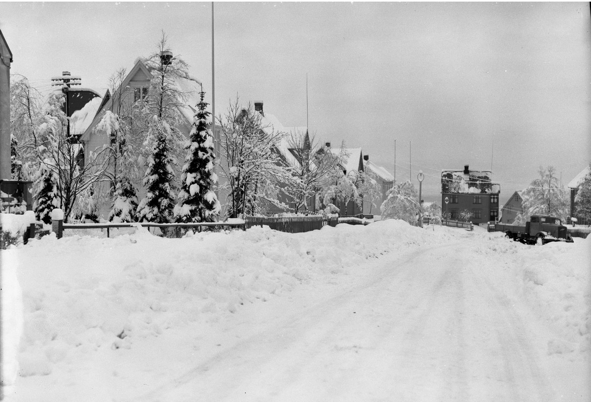 Vinter i Vasvikveien 1953.   Det mørke huset midt i bildet er Vassvikveien 25. Huset tilhørte familjen Carolin.