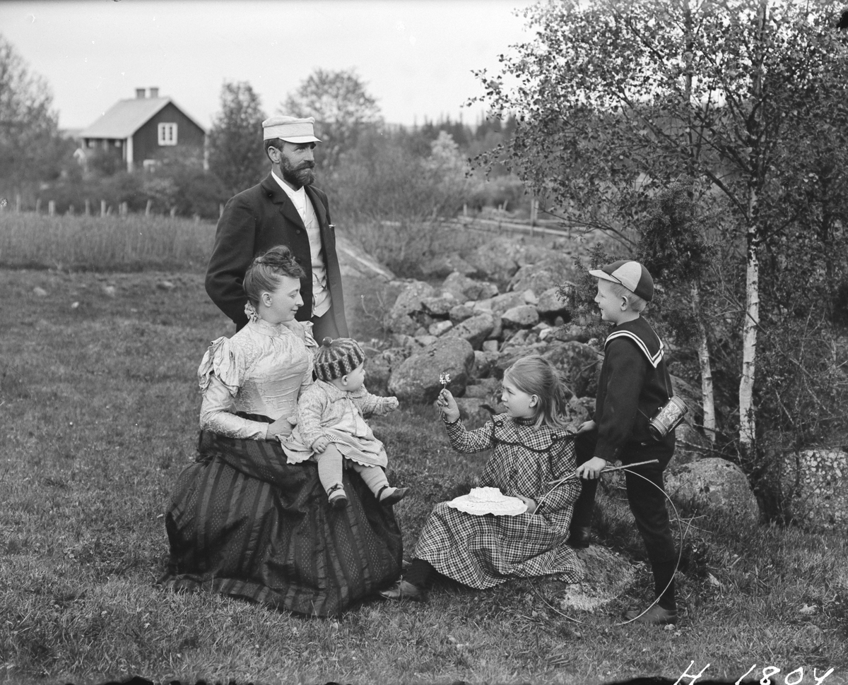Familjen Manneberg våren 1901. Stående ses komminister Carl Manneberg med hustrun Gertrud Henriette Holmberg vid sin sida. Makarnas barn är från vänster Allan, Ebba och Bertil. Familjen var bosatt i kaplanbostället Skuru under åren 1891-1915.