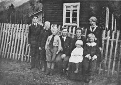 Familiebilde. Konfirmasjon til Magne Noreng tv.