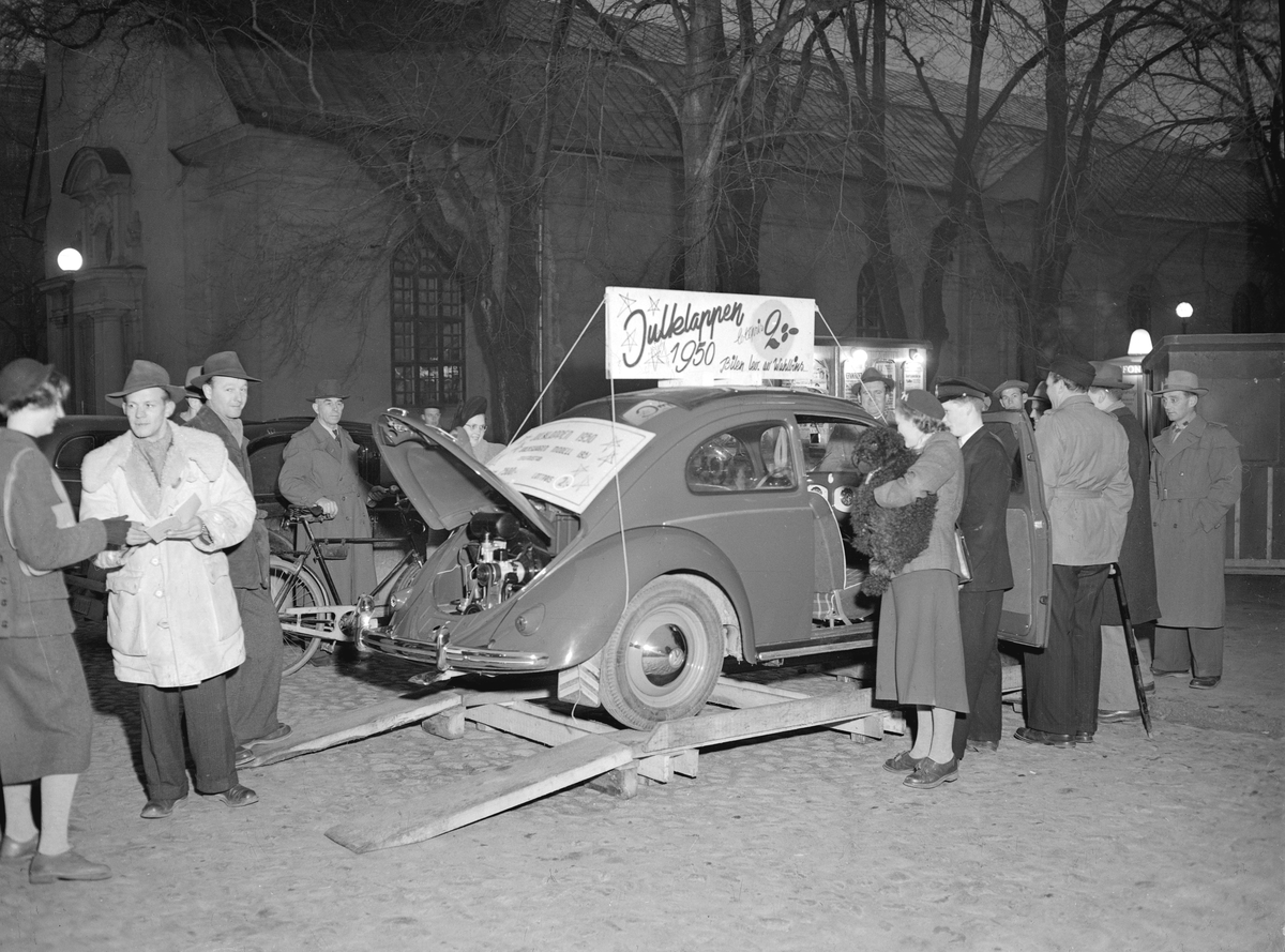 Wahlbins bilaffär håller billotteri i Sankt Larsparken, Linköping. Året är 1950.