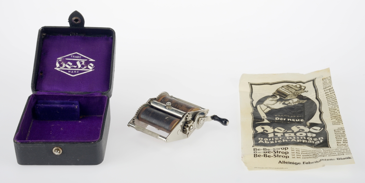 Roterende slipere i tre med sveiv. Ligger i en svart plast eske med lilla stoff på innsiden med bruksanvisning.