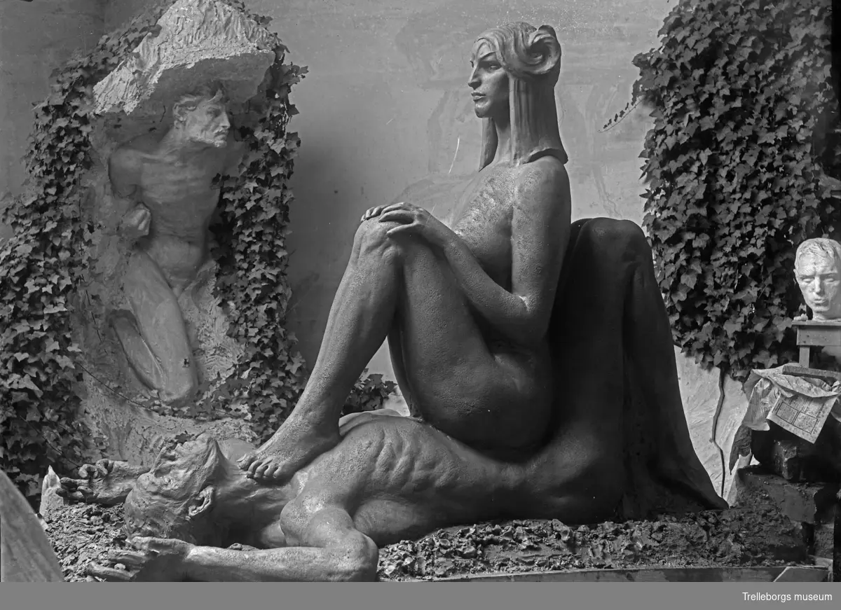 Axel Ebbe arbetar med skulpturen Samvetet. I bakgrundens vänstra hörn ses skulpturen Mannen som bryter sig ur klippan.