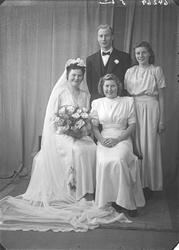 Portrett. Brudegruppe på fire. Brudeparet og to brudepiker. 