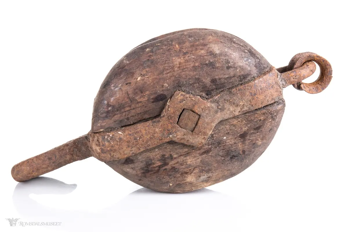 Treblokk med en enkelt skive eller trinse. Et kraftig jernbeslag griper om blokken og er festet med en gjennomgående bolt som er aksling for skiven. Beslaget avsluttets av en jernkrok på den ene siden og en jerning med en påfestet kause i den andre.