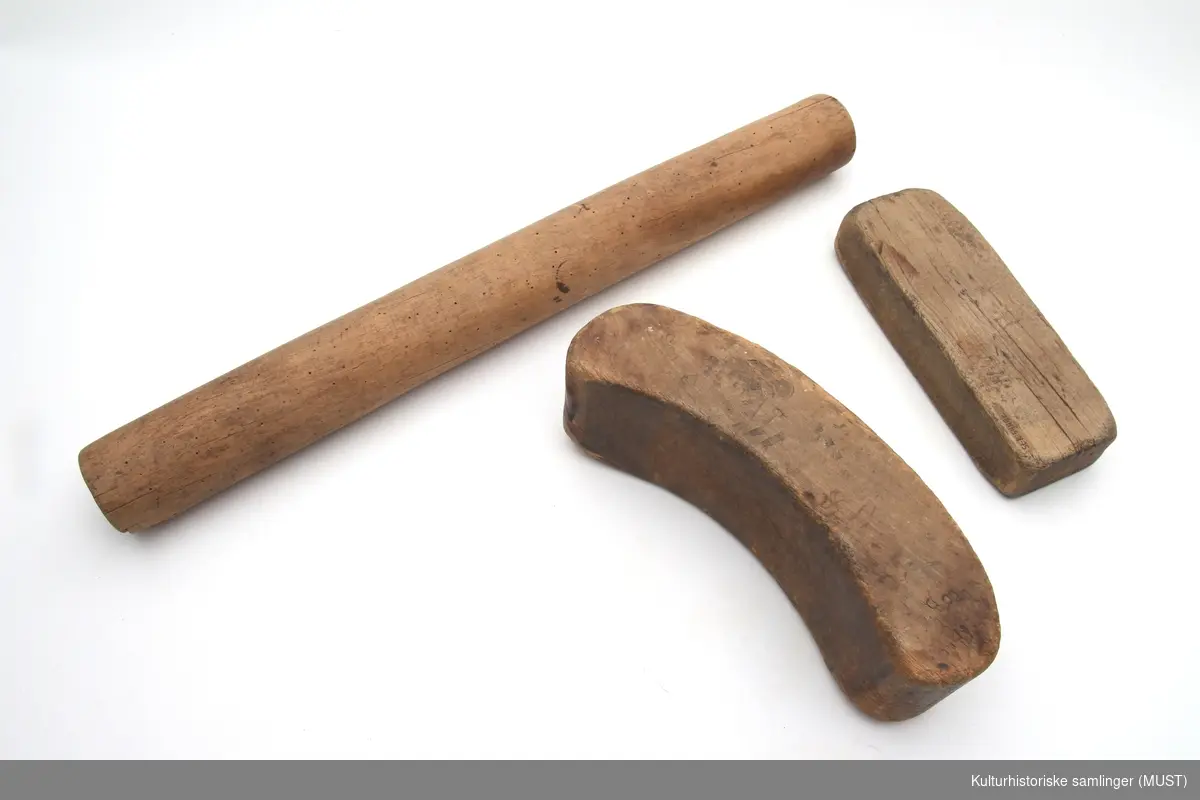 3 forskjellige gjenstander brukt hos skredder i forbindelse med glatting av tøy.