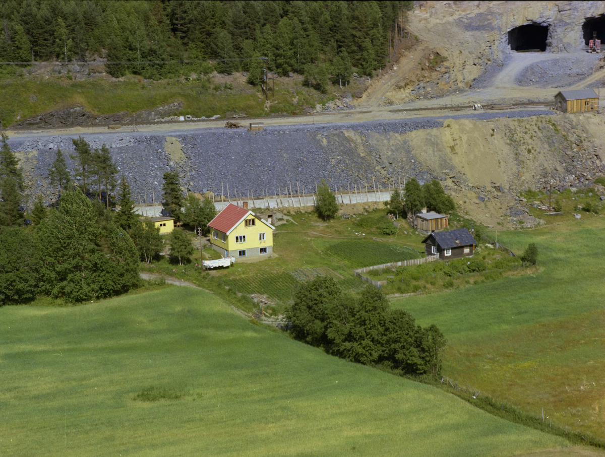 Sør-Fron, Harpefoss. Eiendom nedenfor fylling til jernbanen og tunellåpning. Antageligvis Skogmo i enden av Grøntuvholvegen.