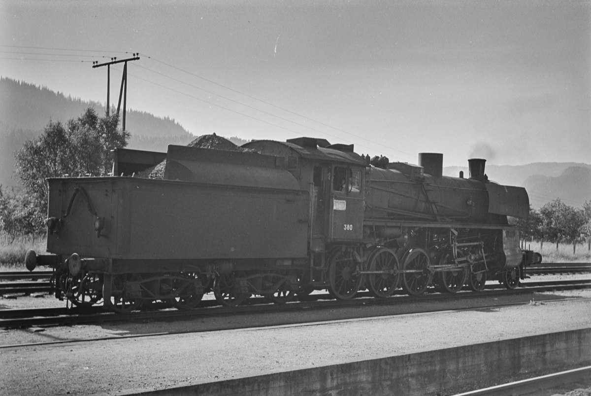 Damplokomotiv type 26c nr. 380 på Støren stasjon.
