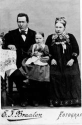 Gruppe,
Ola Sanderson Tufto-Haugstad og andre kona
Ragnhil