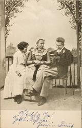 Postkort, gruppe med mann kledd i kvinneklær.  Poststemplet 