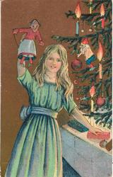 Julekort. Tegning. Juletre og jente med dokke og julegaver. 