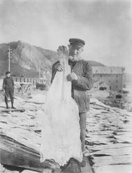 Klippfisktørking på tomta til senere rutebilstasjonen i Åles