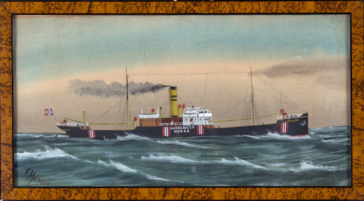 Skipsportrett av DS HARDANGER på åpent hav. Skipet er malt med nøytralitetsmerker og fører norsk flagg i akter.