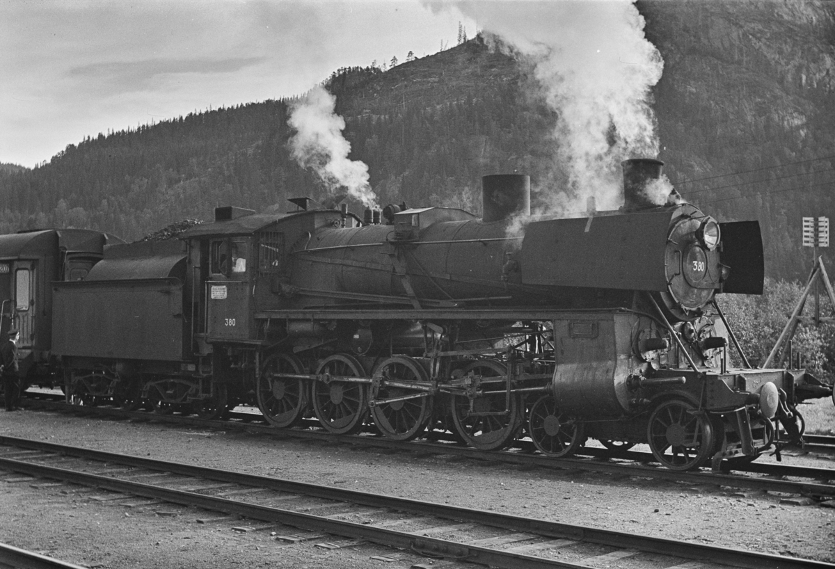 Dagtoget fra Trondheim til Oslo Ø, tog 302, på Støren stasjon. Toget trekkes av damplokomotiv type 26c nr. 380.