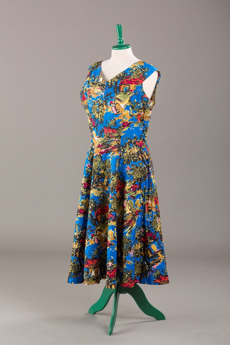 Spanskinspirert motiv med hus, hester og trær