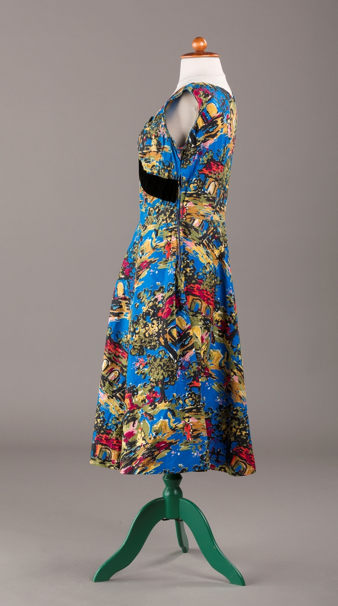 Spanskinspirert motiv med hus, hester og trær