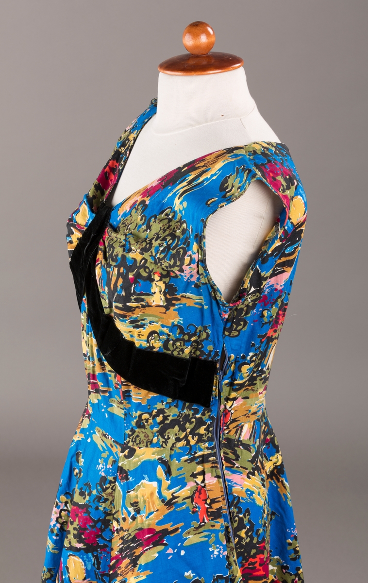 Spanskinspirert motiv med hus, hester og trær