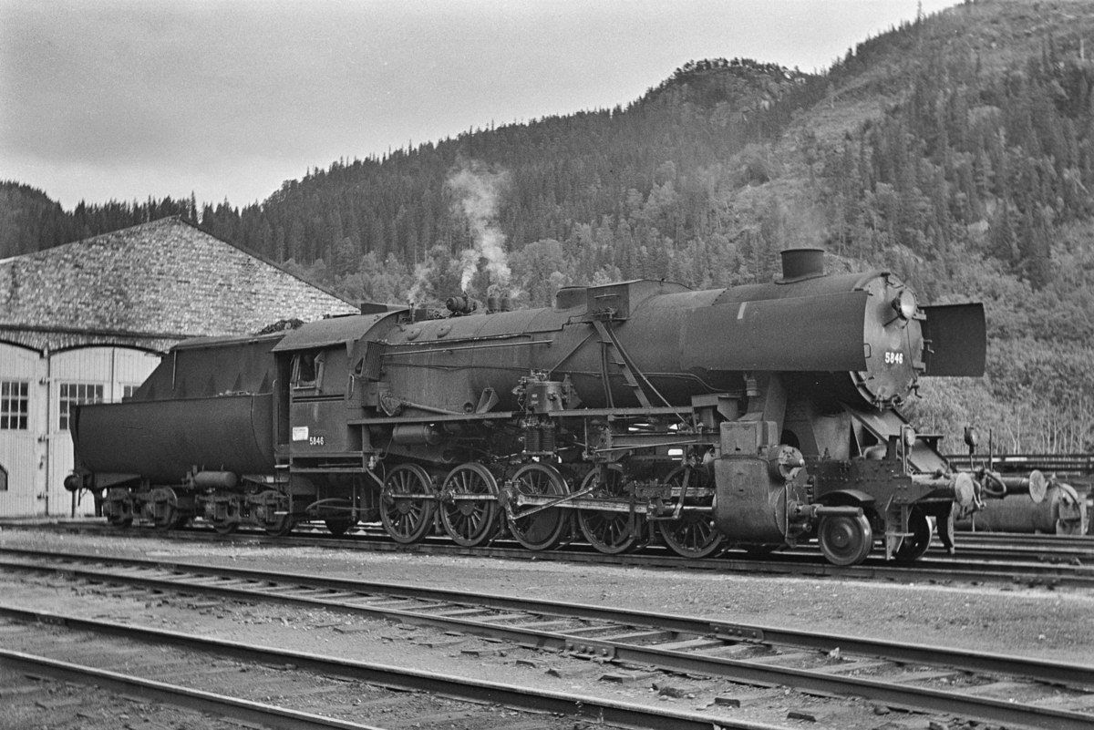 Damplokomotiv type 63a nr. 5846 ved lokstallen på Støren stasjon.
