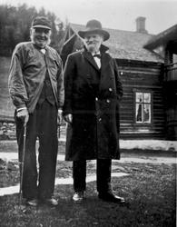 Jacob Breda Bull i hyggelig passiar med mann, Ola Løkken, Re