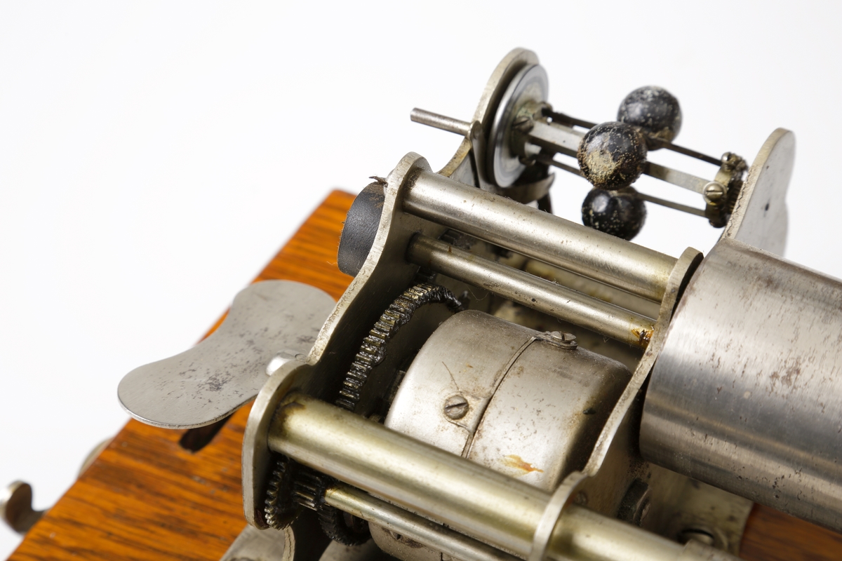 Fonograf.
Komplett och fungerande fonograf bestående av träfodral (bottenplatta och lock i trä), tratt i svartlackerad plåt och fonografspelare.