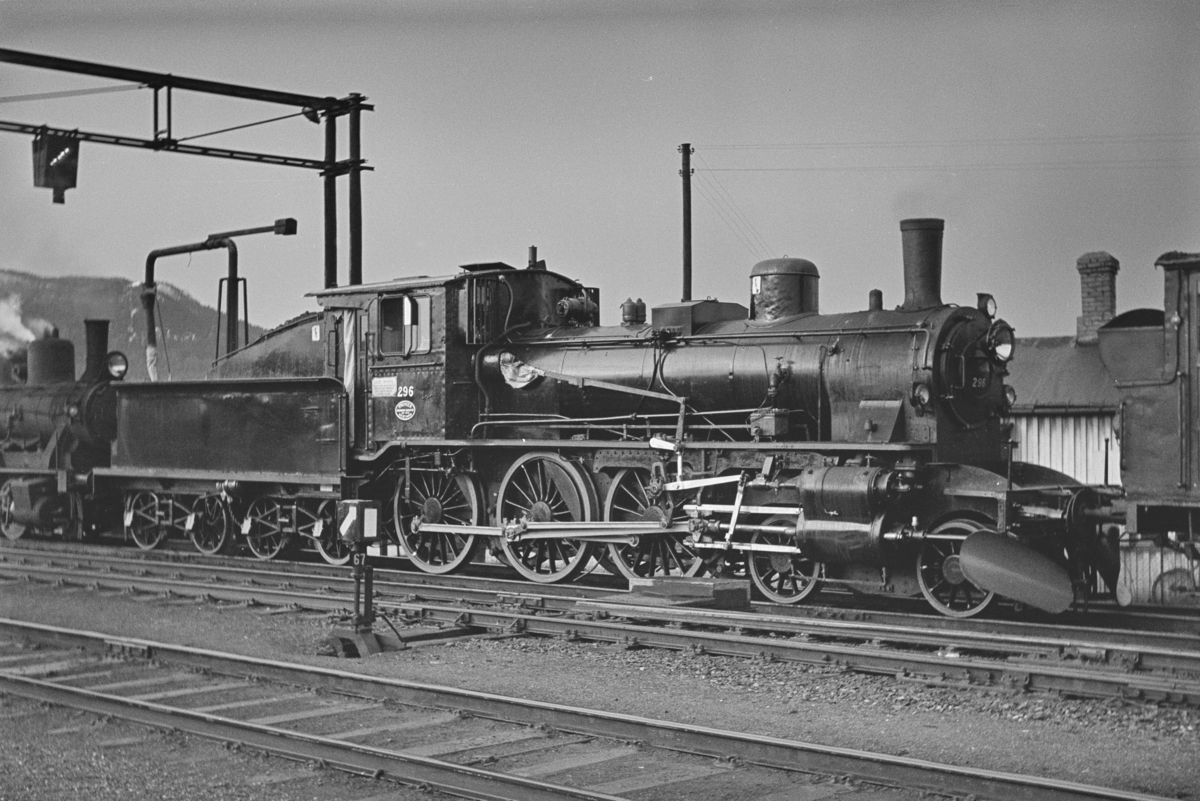 Damplokomotiv type 27a nr. 296, nyrevidert på Trondheim stasjon.