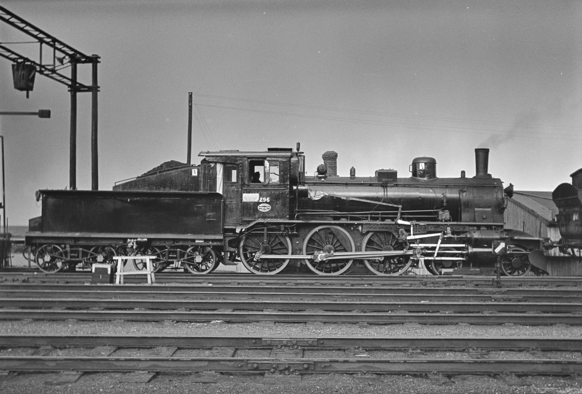 Damplokomotiv type 27a nr. 296, nyrevidert på Trondheim stasjon.
