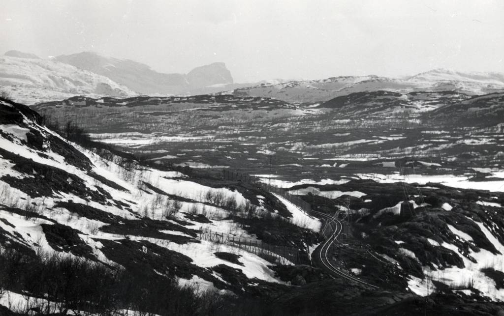 Bildet er tatt i Sverige, mellom Kopparåsen og Bjørkliden. Midt i bildet til høyre ser vi vestre del av Paktajaure.
