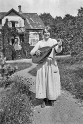 Portrett av kvinne med lutt. Fru Helen Hvoslef, født Bull