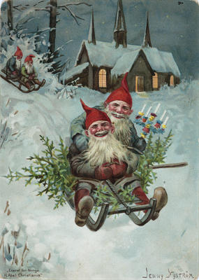 Julekort med tegning av to nisser som kjører på en kjelke med ej grantre mellom seg, og et hus med lys i vinduene i bakgrunnen.