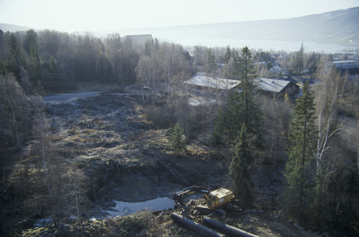 Lillehammer. Nybuforbindelsen, graving, gravemaskin, mot sør, utsikt. Foto fra kran ved nordsiden av Mesnaelva. Nybu skole ibakgrunnen.