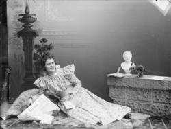 Thea Bådstø, lille-mor, atelierbilde