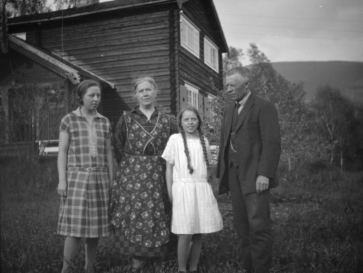Karl Løkke med kone og to døtre ved hjemmet "Lye"  i Ringebu