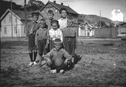 6 gutter med fotball på løkka i småby muligens i Oslofjordso