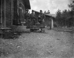 Fra venstre står Hanna (Olen) Sperre, to ukjennte kvinner og