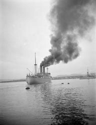 Amerikabåten Stavangerfjord i fart ved Vippetangen, Oslo.