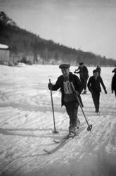 Eldre mann med startnummer under et skirenn. Mulig Dr. Tandb