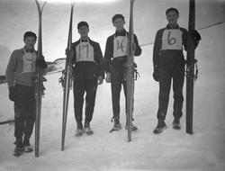 Menn med hoppski og startnummer. Fra v. Stenen, Ole.