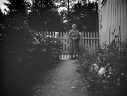 Karen Kluften i hagen ved hjemmet Furuly, Vålebru.