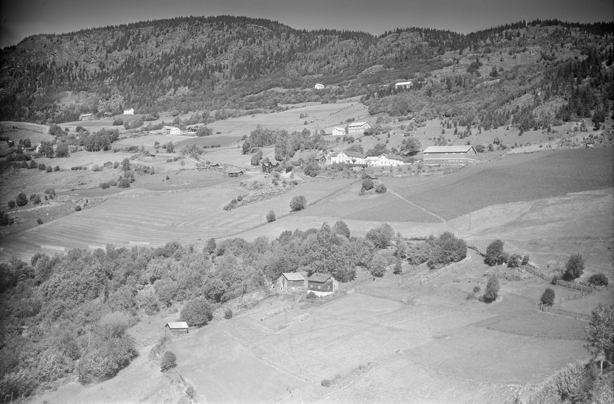 Korsenget (Bakkelund) i Øyer, med Lånke-gårdene i bakgrunnen
