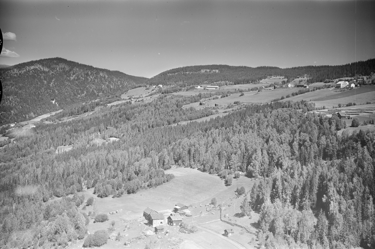 Laukomtunet på Tretten med Kartberget i bakgrunnen til venstre