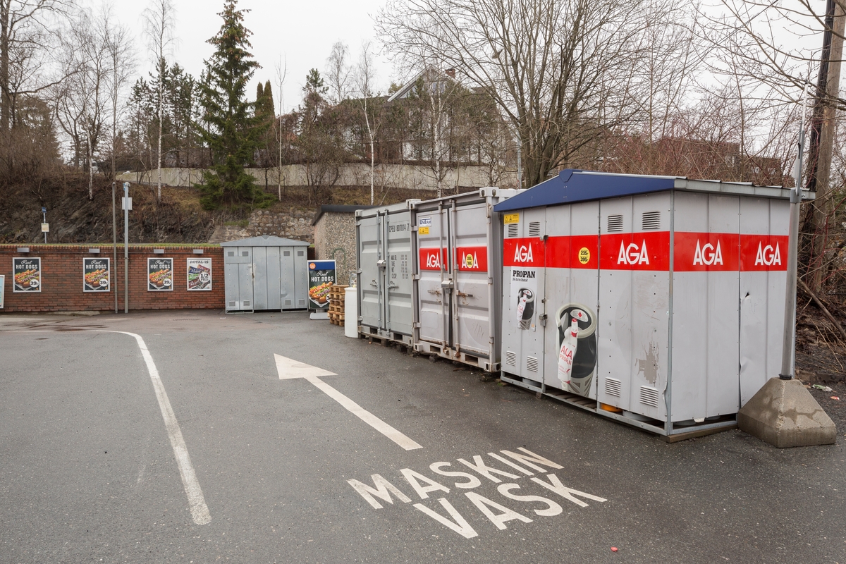 Statoil Nadderud. Containere bak bensinstasjonen. Pil på bakken som viser vei til vaskehall.