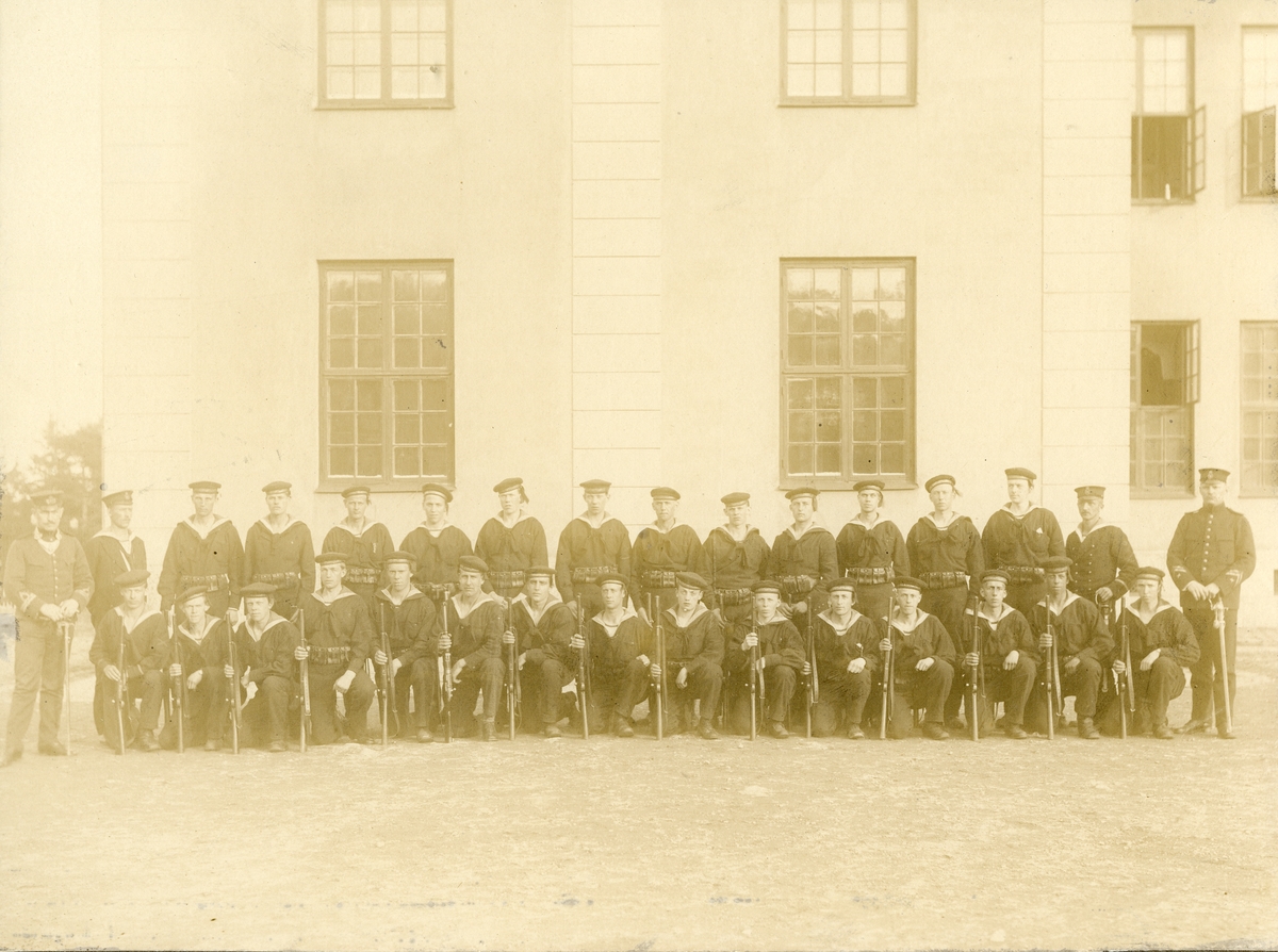 Korpralskola och reservunderbefäl, Vaxholms kustartilleriregemente KA 1. Oskar-Fredriksborg 1915.
för namn, se bild nr. 3.
