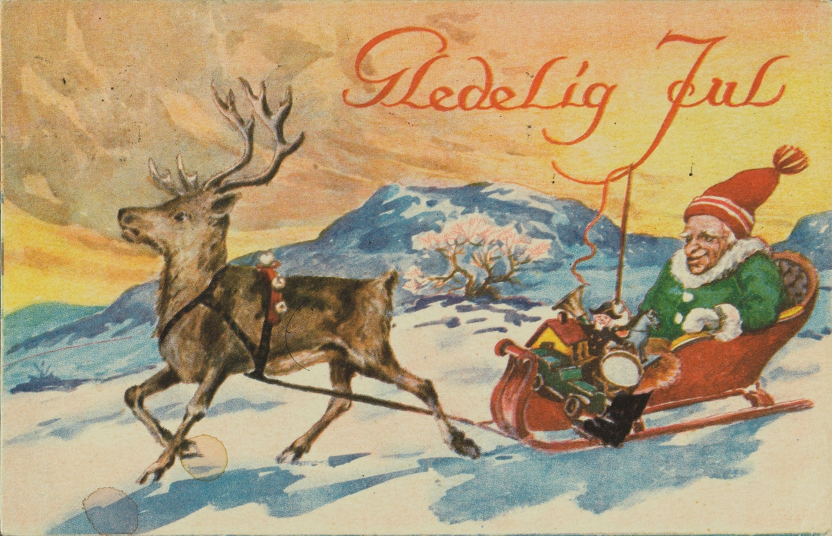 Julekort. Jule- og nyttårshilsen. Vintermotiv. En nisse sitter i en slede trukket av et reinsdyr. I sleden ligger det leker. Poststemplet 22.12.1930.