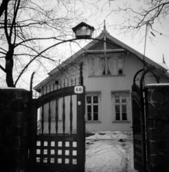 Sørligata 60. Gravearbeide under huset. Januar 1955